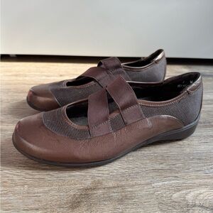 Munro Brown Comfort Flats Elastic Strap Slip On Shoes Size 7